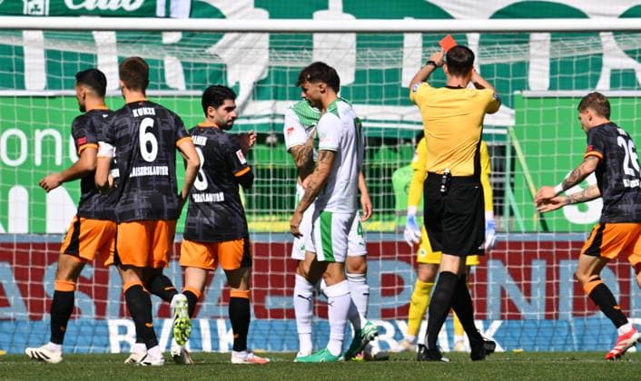 14 09 2025 Soccer Season 2025 2026 2 Soccer Bundesliga 05 Matchday SpVgg Greuther Fürth Kleeblatt 1 FC Kaiserslauten FCK Rote Teufel Sportfoto Zink xwoxzix DFL regulations prohibit any use of photographs as image sequences and or quasi video only for editorial use Richard Hempel Referee shows Noah König 17, SpVgg Greuther Fürth red card red sending off