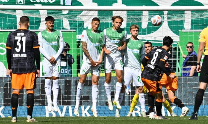 14 09 2025 Soccer Season 2025 2026 2 Soccer Bundesliga 05 Matchday SpVgg Greuther Fürth Kleeblatt 1 FC Kaiserslauten FCK Rote Teufel Sportfoto Zink xwoxzix DFL regulations prohibit any use of photographs as image sequences and or quasi video only for editorial use Free kick Semih Sahin 8, 1 FC Kaiserslautern FCK