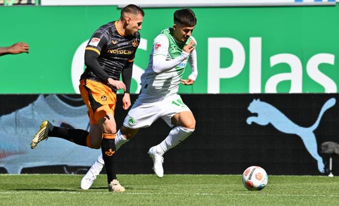 14 09 2025 Soccer Season 2025 2026 2 Soccer Bundesliga 05 Matchday SpVgg Greuther Fürth Kleeblatt 1 FC Kaiserslauten FCK Rote Teufel Sportfoto Zink xwoxzix DFL regulations prohibit any use of photographs as image sequences and or quasi video only for editorial use Luca Sirch 31, 1 FC Kaiserslautern FCK Aaron Keller 16, SpVgg Greuther Fürth