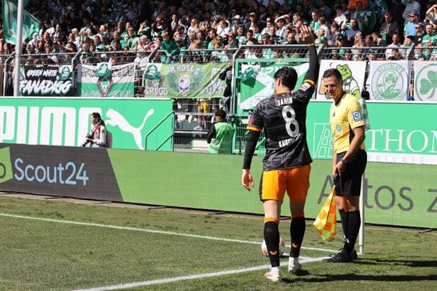 14 09 2025, xmohx, Fußball 2 Bundesliga, SpVgg Greuther Fuerth 1 FC Kaiserslautern v l Semih Sahin 1 FC Kaiserslautern Eckball DFL DFB REGULATIONS PROHIBIT ANY USE OF PHOTOGRAPHS as IMAGE SEQUENCES and or QUASI VIDEO Fuerth