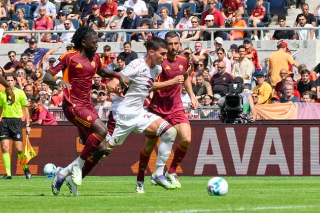 Torino s Cesare Casadei and Roma™s Manu Kone™ during the Serie A Enilive soccer match between AS Roma and Torino FC at the Rome s Olympic stadium, Italy - Sunday, September 14, 2025. - Soccer.  Copyright: xFabrizioxCorradetti LaPressex
