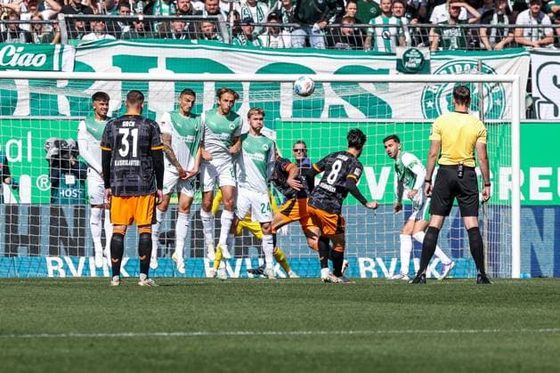 The free kick by Semih Sahin 8 1 FC Kaiserslautern goes over the goal, resulted after the red card to Noah Koenig 17 Spvgg Greuther Fuerth not in picture by Referee Referee Richard Hempel, SpVgg Greuther Fuerth vs 1 FC Kaiserslautern, DFL, 2 Bundesliga, Season 2025 2026, Sportpark Ronhof Thomas Sommer, Hinrunde, 5 Spieltag, 14 09 2025 DFB regulations prohibit any use of photographs as image sequences and or quasi video Fuerth Bayern Germany Copyright: xkolbert-press MartinxAgüerax