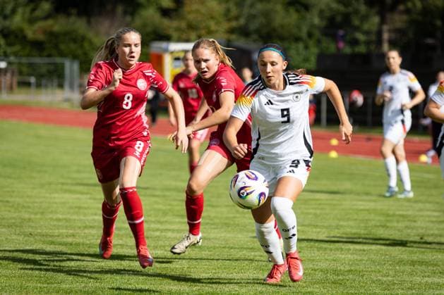 WU17 international match Germany vs Denmark 14 09 25 Emilia Pauls Nr 09, Germany vs Nellie Gejel Mulvad Nr 08, Denmark WU17 international match Germany vs Denmark, stadium on 14 09 25 Copyright: xBEAUTIFULxSPORTS MarioxM.xKobergx