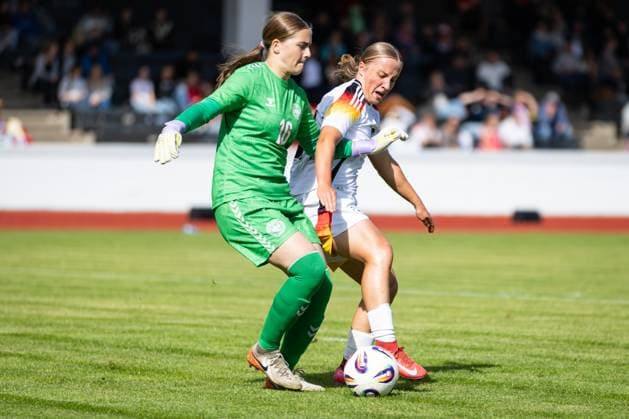 WU17 international match Germany vs Denmark 14 09 25 Johanna Putzer Nr 10, Germany vs Line Pjetursson Nr 16, Denmark WU17 international match Germany vs Denmark, stadium on 14 09 25 Copyright: xBEAUTIFULxSPORTS MarioxM.xKobergx