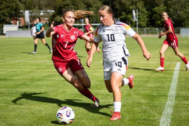WU17 international match Germany vs Denmark 14 09 25 Johanna Putzer Nr 10, Germany vs Anna Holm Nr 07, Denmark WU17 international match Germany vs Denmark, stadium on 14 09 25 Copyright: xBEAUTIFULxSPORTS MarioxM.xKobergx