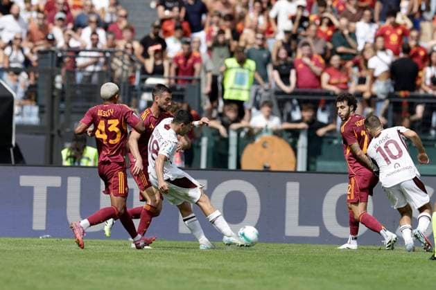 Italy: Serie a football match AS Roma vs Torino Torino s Argentinian forward Giovanni Simeone scores against as roma during the Serie A football match between AS Roma vs Torino at the Olimpico Stadium in Rome, Italy on September 14, 2025. _BPH9749 Copyright: xAntonioxBalascox