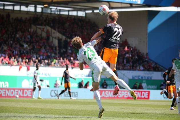 14 09 2025, xmohx, Fußball 2 Bundesliga, SpVgg Greuther Fuerth 1 FC Kaiserslautern v l Jannik Dehm Greuther Fürth Fuerth Mika Haas 1 FC Kaiserslautern Zweikampf, Aktion, action, battle for the ball DFL DFB REGULATIONS PROHIBIT ANY USE OF PHOTOGRAPHS as IMAGE SEQUENCES and or QUASI VIDEO Fuerth