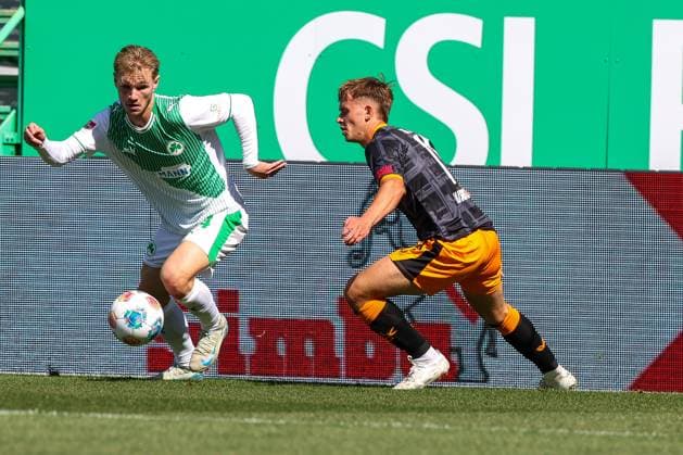 Philipp Ziereis 4 Spvgg Greuther Fuerth , left, in duel with Natan Skytta 15 1 FC Kaiserslautern , SpVgg Greuther Fuerth vs 1 FC Kaiserslautern, DFL, 2 Bundesliga, Saison 2025 2026, Sportpark Ronhof Thomas Sommer, Hinrunde, 5 Spieltag, 14 09 2025 DFB regulations prohibit any use of photographs as image sequences and or quasi video Fuerth Bayern Germany Copyright: xkolbert-press MartinxAgüerax