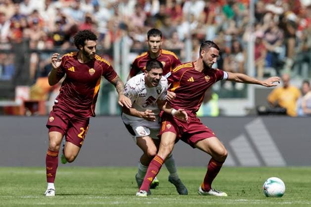 CALCIO - Serie A - AS Roma vs Torino FC Torino s Argentinian forward Giovanni Simeone challenges for the ball with Roma s Italian midfielder Bryan Cristante (R) and Roma s Spanish defender Mario Hermoso (L) during the Serie A football match between AS Roma vs Torino at the Olimpico Stadium in Rome, Italy on September 14, 2025. Rome Italy  Copyright: xIPAxSport ABACAx