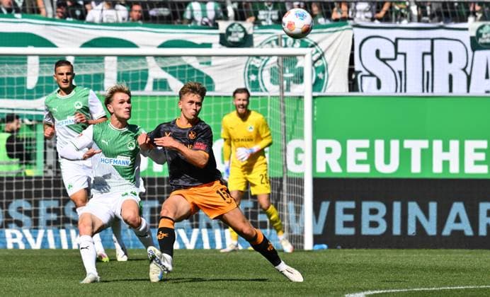 14 09 2025 Soccer Season 2025 2026 2 Soccer Bundesliga 05 Matchday SpVgg Greuther Fürth Kleeblatt 1 FC Kaiserslauten FCK Rote Teufel Sportfoto Zink xwoxzix DFL regulations prohibit any use of photographs as image sequences and or quasi video only for editorial use Marco John 24, SpVgg Greuther Fürth Naatan Skyttä 15, 1 FC Kaiserslautern FCK