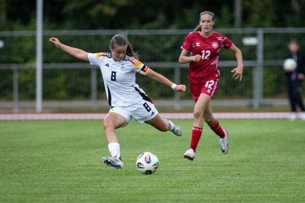 WU17 Länderspiel: Deutschland vs Dänemark; 14.09.25 Johanna Hebben (Nr.08, Deutschland) im Angriff WU17 Länderspiel: Deutschland vs Dänemark, Stadion am 14.09.25 *** WU17 international match Germany vs Denmark 14 09 25 Johanna Hebben Nr 08, Germany in attack WU17 international match Germany vs Denmark, stadium on 14 09 25 Copyright: xBEAUTIFULxSPORTS MarioxM.xKobergx