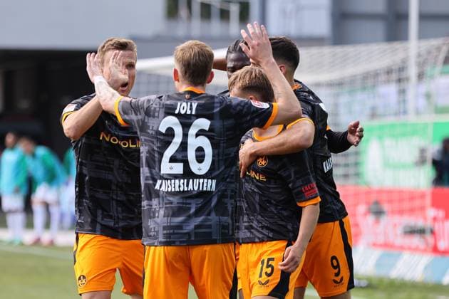 14 09 2025, xmohx, Fußball 2 Bundesliga, SpVgg Greuther Fuerth 1 FC Kaiserslautern v l Torjubel nach dem Tor zum celebrating the goal celebrate 0 1 durch Naatan Mikael Skyttä 1 FC Kaiserslautern DFL DFB REGULATIONS PROHIBIT ANY USE OF PHOTOGRAPHS as IMAGE SEQUENCES and or QUASI VIDEO Fuerth