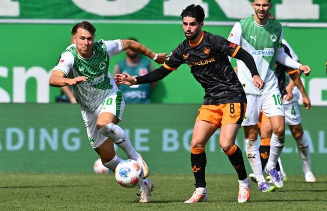 14 09 2025 Soccer Season 2025 2026 2 Soccer Bundesliga 05 Matchday SpVgg Greuther Fürth Kleeblatt 1 FC Kaiserslauten FCK Rote Teufel Sportfoto Zink xwoxzix DFL regulations prohibit any use of photographs as image sequences and or quasi video only for editorial use Felix Klaus 30, SpVgg Greuther Fürth Semih Sahin 8, 1 FC Kaiserslautern FCK