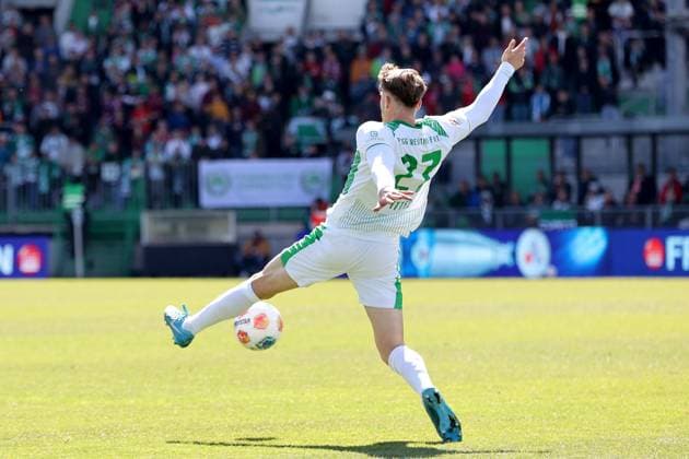 14 09 2025, xmohx, Soccer 2 Bundesliga, SpVgg Greuther Fuerth 1 FC Kaiserslautern v l Luca Itter Greuther Fürth Fuerth DFL DFB REGULATIONS PROHIBIT ANY USE OF PHOTOGRAPHS as IMAGE SEQUENCES and or QUASI VIDEO Fuerth