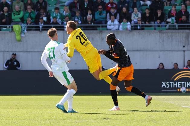 14 09 2025, xmohx, Fußball 2 Bundesliga, SpVgg Greuther Fuerth 1 FC Kaiserslautern v l Luca Itter Greuther Fürth Fuerth Pelle Boevink Greuther Fürth Fuerth Faride Alidou 1 FC Kaiserslautern Zweikampf, Aktion, action, battle for the ball DFL DFB REGULATIONS PROHIBIT ANY USE OF PHOTOGRAPHS as IMAGE SEQUENCES and or QUASI VIDEO Fuerth