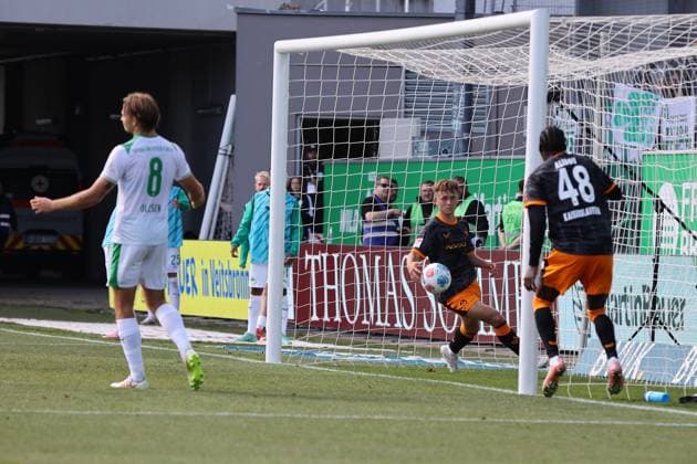 14 09 2025, xmohx, Fußball 2 Bundesliga, SpVgg Greuther Fuerth 1 FC Kaiserslautern v l Torjubel nach dem Tor zum celebrating the goal celebrate 0 1 durch Naatan Mikael Skyttä 1 FC Kaiserslautern DFL DFB REGULATIONS PROHIBIT ANY USE OF PHOTOGRAPHS as IMAGE SEQUENCES and or QUASI VIDEO Fuerth