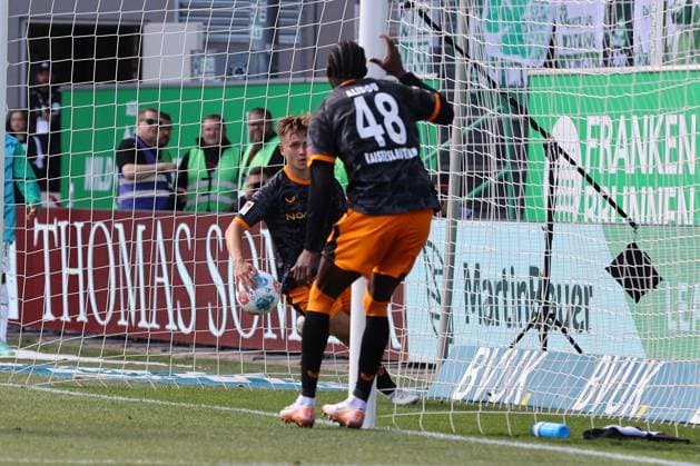 14 09 2025, xmohx, Fußball 2 Bundesliga, SpVgg Greuther Fuerth 1 FC Kaiserslautern v l Torjubel nach dem Tor zum celebrating the goal celebrate 0 1 durch Naatan Mikael Skyttä 1 FC Kaiserslautern DFL DFB REGULATIONS PROHIBIT ANY USE OF PHOTOGRAPHS as IMAGE SEQUENCES and or QUASI VIDEO Fuerth