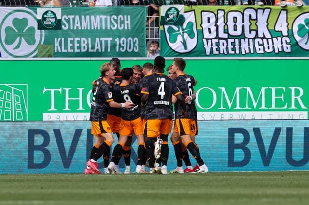 Goal celebration of the team 1 FC Kaiserslautern after the 0 1, SpVgg Greuther Fuerth vs 1 FC Kaiserslautern, DFL, 2 Bundesliga, Season 2025 2026, Sportpark Ronhof Thomas Sommer, Hinrunde, 5 Spieltag, 14 09 2025 DFB regulations prohibit any use of photographs as image sequences and or quasi video Fuerth Bayern Germany Copyright: xkolbert-press MartinxAgüerax