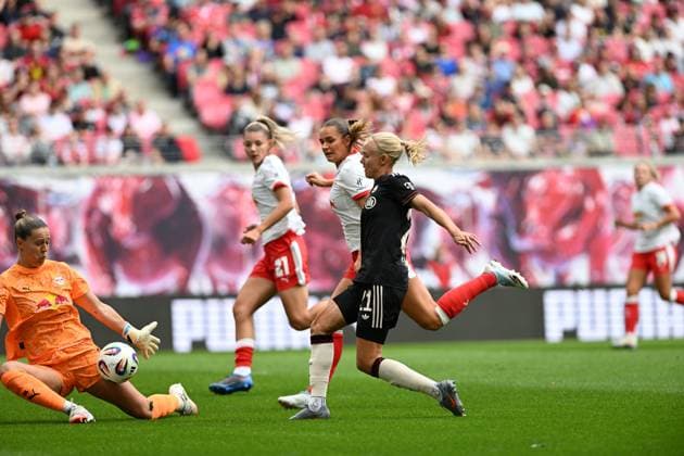 Elvira Herzog 1 RB Leipzig Women in goal defends the ball while Julia Landenberger 21 RB Leipzig Women , Andrea Norheim 3 RB Leipzig Women and Pernille Harder 21 FC Bayern Women 1 compete GPFPL RB Leipzig v FC Bayern 14 09 2025 Copyright: xJoshuaxHildebrandtx