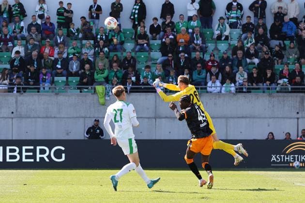 14 09 2025, xmohx, Fußball 2 Bundesliga, SpVgg Greuther Fuerth 1 FC Kaiserslautern v l Luca Itter Greuther Fürth Fuerth Pelle Boevink Greuther Fürth Fuerth Faride Alidou 1 FC Kaiserslautern Zweikampf, Aktion, action, battle for the ball DFL DFB REGULATIONS PROHIBIT ANY USE OF PHOTOGRAPHS as IMAGE SEQUENCES and or QUASI VIDEO Fuerth