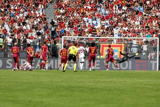 September 14, 2025, Roma, Roma: Torino s Giovanni Simeone scores the 0 - 1 goal during the Italian Serie A soccer match between AS Roma vs Torino FC at the Olimpico stadium in Rome, Italy, 14 September 2025. ANSA GIUSEPPE LAMI. Serie A Soccer Match Between AS Roma Vs Torino FC  - ZUMAa110 20250914_zaf_a110_022 Copyright: xGiuseppexLamix