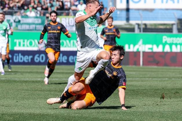 Jisoo Kim 5 1 FC Kaiserslautern graetscht einen Ball vor Felix Klaus 30 Spvgg Greuther Fuerth ab, SpVgg Greuther Fuerth vs 1 FC Kaiserslautern, DFL, 2 Bundesliga, Saison 2025 2026, Sportpark Ronhof Thomas Sommer, Hinrunde, 5 Spieltag, 14 09 2025 DFB regulations prohibit any use of photographs as image sequences and or quasi video Fuerth Bayern Germany Copyright: xkolbert-press MartinxAgüerax