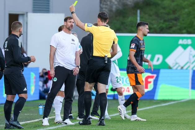 Yellow card from referee Richard Hempel to coach Thomas Kleine Spvgg Greuther Fuerth , SpVgg Greuther Fuerth vs 1 FC Kaiserslautern, DFL, 2 Bundesliga, Season 2025 2026, Sportpark Ronhof Thomas Sommer, Hinrunde, 5 Spieltag, 14 09 2025 DFB regulations prohibit any use of photographs as image sequences and or quasi video Fuerth Bayern Germany Copyright: xkolbert-press MartinxAgüerax
