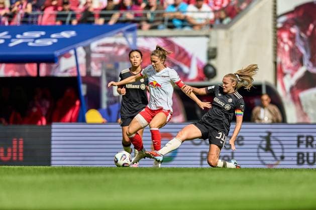 14 09 2025, GER, Womens soccer, BL, 2025 2026, RB Leipzig FC Bayern Munich Sandra Starke 13, RB Leipzig, li , Georgia Stanway 31, FC Bayern Munich , Akion, duel for ball Leipzig Red Bull Arena Saxony Germany