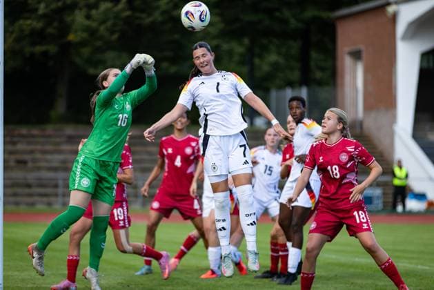 WU17 international match Germany vs Denmark 14 09 25 Line Pjetursson Nr 16, Denmark in front of Victoria Säring Nr 07, Germany on the ball WU17 international match Germany vs Denmark, stadium on 14 09 25 Copyright: xBEAUTIFULxSPORTS MarioxM.xKobergx