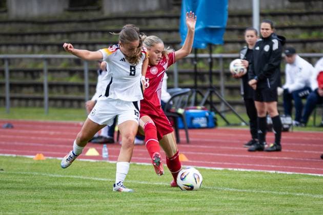 WU17 international match Germany vs Denmark 14 09 25 Johanna Hebben Nr 08, Germany Battle at the circle Nellie Gejel Mulvad Nr 08, Denmark WU17 international match Germany vs Denmark, stadium on 14 09 25 Copyright: xBEAUTIFULxSPORTS MarioxM.xKobergx