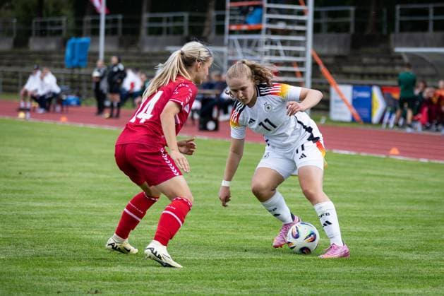 WU17 international match Germany vs Denmark 14 09 25 Mia Giesen Nr 11, Germany vs Evelina Thygsen Nr 14, Denmark WU17 international match Germany vs Denmark, stadium on 14 09 25 Copyright: xBEAUTIFULxSPORTS MarioxM.xKobergx