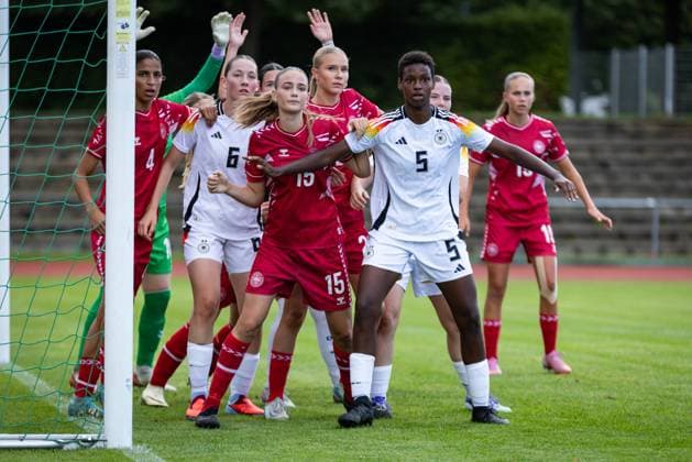 WU17 international match Germany vs Denmark 14 09 25 Expectation of a corner kick WU17 international match Germany vs Denmark, stadium on 14 09 25 Copyright: xBEAUTIFULxSPORTS MarioxM.xKobergx