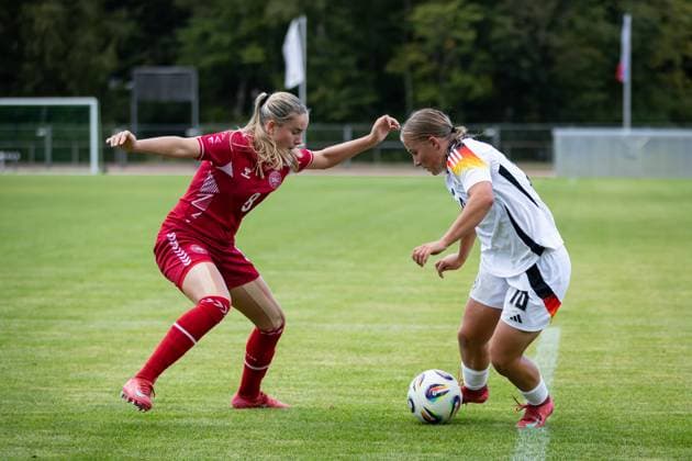 WU17 international match Germany vs Denmark 14 09 25 Johanna Putzer Nr 10, Germany vs Nellie Gejel Mulvad Nr 08, Denmark WU17 international match Germany vs Denmark, stadium on 14 09 25 Copyright: xBEAUTIFULxSPORTS MarioxM.xKobergx