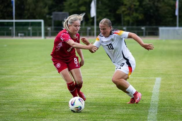 WU17 international match Germany vs Denmark 14 09 25 Johanna Putzer Nr 10, Germany vs Nellie Gejel Mulvad Nr 08, Denmark WU17 international match Germany vs Denmark, stadium on 14 09 25 Copyright: xBEAUTIFULxSPORTS MarioxM.xKobergx
