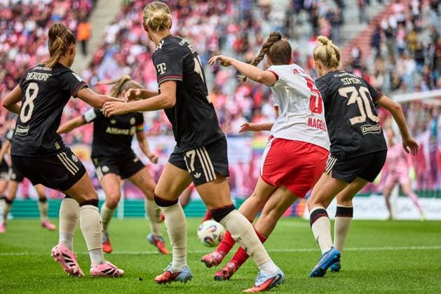 14 09 2025, GER, Womens soccer, BL, 2025 2026, RB Leipzig FC Bayern Munich Julia Magerl 5, RB Leipzig , action, passes ball into the penalty area, rear view Leipzig Red Bull Arena Saxony Germany