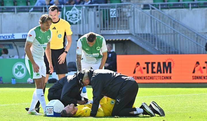 14 09 2025 Soccer Season 2025 2026 2 Soccer Bundesliga 05 Matchday SpVgg Greuther Fürth Kleeblatt 1 FC Kaiserslauten FCK Rote Teufel Sportfoto Zink MeZi xmexzix DFL regulations prohibit any use of photographs as image sequences and or quasi video only for editorial use Pelle Boevink 26, SpVgg Greuther Fürth battered on the ground