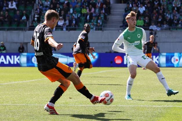 14 09 2025, xmohx, Fußball 2 Bundesliga, SpVgg Greuther Fuerth 1 FC Kaiserslautern v l Paul Joly 1 FC Kaiserslautern Luca Itter Greuther Fürth Fuerth Zweikampf, Aktion, action, battle for the ball DFL DFB REGULATIONS PROHIBIT ANY USE OF PHOTOGRAPHS as IMAGE SEQUENCES and or QUASI VIDEO Fuerth