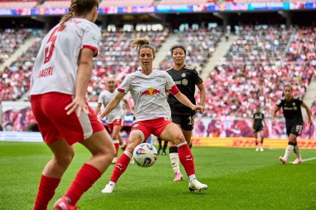 14 09 2025, GER, Womens soccer, BL, 2025 2026, RB Leipzig FC Bayern Munich Sandra Starke 13, RB Leipzig , action, with ball, acceptance after throw-in Leipzig Red Bull Arena Saxony Germany