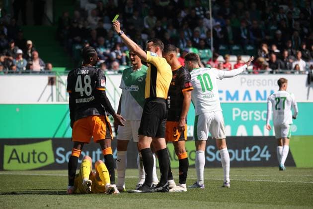 14 09 2025, xmohx, Soccer 2 Bundesliga, SpVgg Greuther Fuerth 1 FC Kaiserslautern v l Faride Alidou 1 FC Kaiserslautern sees yellow card from referee Referee Richard Hempel Dresden Pelle Boevink Greuther Fuerth Fuerth injured, injury, pain, pain DFL DFB REGULATIONS PROHIBIT ANY USE OF PHOTOGRAPHS AS IMAGE SEQUENCES AND OR QUASI VIDEO Fuerth