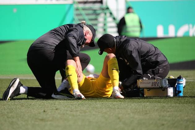 14 09 2025, xmohx, Fußball 2 Bundesliga, SpVgg Greuther Fuerth 1 FC Kaiserslautern v l Pelle Boevink Greuther Fuerth Fuerth verletzt, Verletzung, Schmerz, Schmerzen DFL DFB REGULATIONS PROHIBIT ANY USE OF PHOTOGRAPHS as IMAGE SEQUENCES and or QUASI VIDEO Fuerth