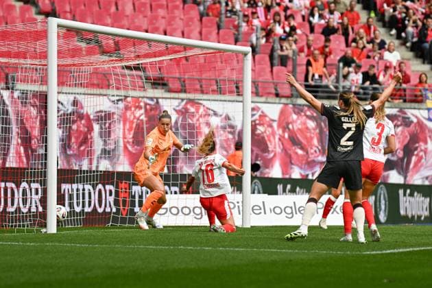 Soccer I Women I Season 2025 2026 I Bundesliga I Matchday 2 I RB Leipzig FC Bayern Munich I 14 09 2025 Elvia Johanna Herzog 1, Rasenballsport Leipzig lets the ball pass, Annabel Schasching 16, Rasenballsport Leipzig is too late with the straddle, Vanessa Gilles 2, FC Bayern Munich raises her arms in celebration v l n r Leipzig Red Bull Arena Saxony Germany Copyright: xLobeca InesxHähnelx