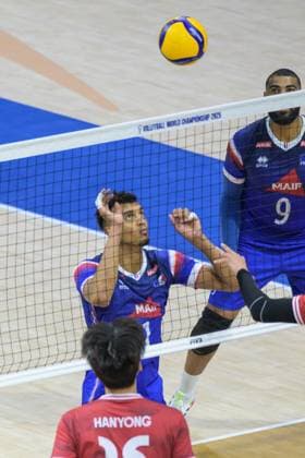 September 14, 2025, Quezon City, Manila, Philippines: France vs Korea in the Pool Phase during the FIVB Mens Volleyball World Championship, WM, Weltmeisterschaft 2025 in Manila, Philippines. France wins the match in 3 straight sets. France s BarthÅ½lÅ½my CHINENYEZE at the net Quezon City Philippines - ZUMAr144 20250914_zap_r144_076 Copyright: xJaynexRussellx