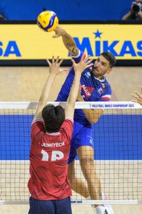 September 14, 2025, Quezon City, Manila, Philippines: France vs Korea in the Pool Phase during the FIVB Mens Volleyball World Championship, WM, Weltmeisterschaft 2025 in Manila, Philippines. France wins the match in 3 straight sets. France s Nicolas LE GOFF at the net Quezon City Philippines - ZUMAr144 20250914_zap_r144_077 Copyright: xJaynexRussellx