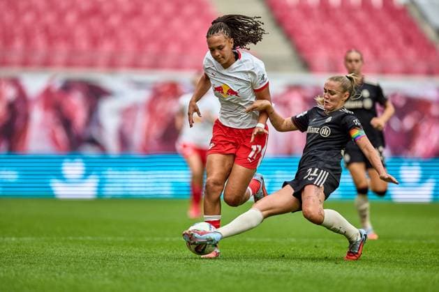 14 09 2025, GER, Womens Soccer, BL, 2025 2026, RB Leipzig FC Bayern Munich Lisa Baum 11, RB Leipzig, li , Georgia Stanway 31, FC Bayern Munich , action, duel for ball Leipzig Red Bull Arena Saxony Germany