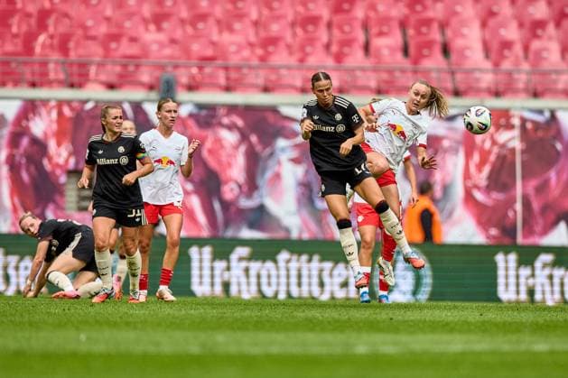 14 09 2025, GER, Womens Soccer, BL, 2025 2026, RB Leipzig FC Bayern Munich Klara Bühl 17, FC Bayern Munich , Lou Ann Joly 6, RB Leipzig, re , action, header duel, facing the ball to Leipzig Red Bull Arena Saxony Germany