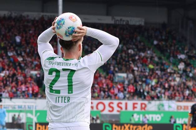 14 09 2025, xmohx, Soccer 2 Bundesliga, SpVgg Greuther Fuerth 1 FC Kaiserslautern v l Luca Itter Greuther Fürth Fuerth DFL DFB REGULATIONS PROHIBIT ANY USE OF PHOTOGRAPHS as IMAGE SEQUENCES and or QUASI VIDEO Fuerth