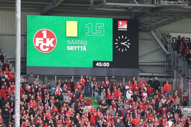 14 09 2025, xmohx, Soccer 2 Bundesliga, SpVgg Greuther Fuerth 1 FC Kaiserslautern v l Scoreboard Naatan Mikael Skyttä 1 FC Kaiserslautern yellow card DFL DFB REGULATIONS PROHIBIT ANY USE OF PHOTOGRAPHS as IMAGE SEQUENCES and or QUASI VIDEO Fuerth