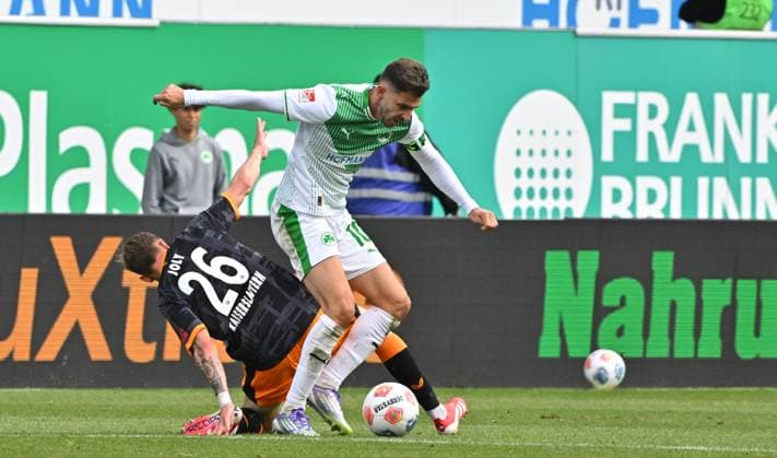 14 09 2025 Soccer Season 2025 2026 2 Soccer Bundesliga 05 Matchday SpVgg Greuther Fürth Kleeblatt 1 FC Kaiserslauten FCK Rote Teufel Sportfoto Zink MeZi xmexzix DFL regulations prohibit any use of photographs as image sequences and or quasi video only for editorial use Paul Joly 26, 1 FC Kaiserslautern FCK Branimir Hrgota 10, SpVgg Greuther Fürth, rechts