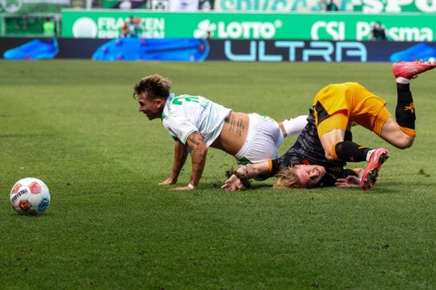 Foul by Mika Haas 22 1 FC Kaiserslautern on Felix Klaus 30 Spvgg Greuther Fuerth , both fall, SpVgg Greuther Fuerth vs 1 FC Kaiserslautern, DFL, 2 Bundesliga, Season 2025 2026, Sportpark Ronhof Thomas Sommer, Hinrunde, 5 Spieltag, 14 09 2025 DFB regulations prohibit any use of photographs as image sequences and or quasi video Fuerth Bayern Germany Copyright: xkolbert-press MartinxAgüerax