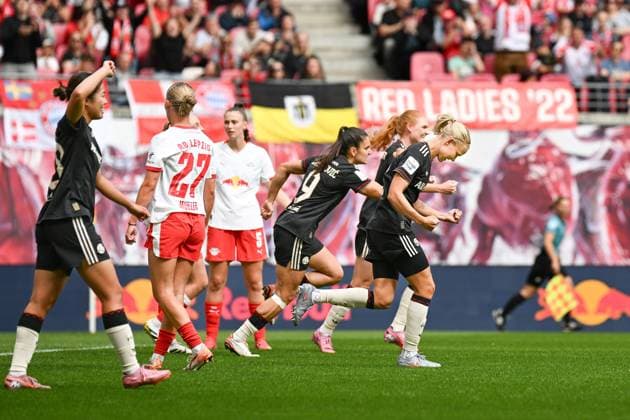 Soccer I Women I Season 2025 2026 I Bundesliga I Matchday 2 I RB Leipzig FC Bayern Munich I 14 09 2025 Goal celebration Momoko Tanikawa 18, FC Bayern Munich , Jovana Damnjanovic 9, FC Bayern Munich , Stine Ballisager Pedersen 3, FC Bayern Munich and Pernille Harder 21, FC Bayern Munich clench their fists v l n r Leipzig Red Bull Arena Saxony Germany Copyright: xLobeca InesxHähnelx